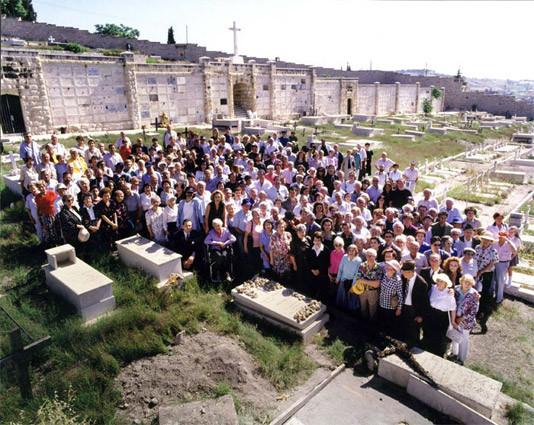 Врятовані Шиндлером і їх сім'ї біля могили Шиндлера під час зйомок фільму С