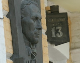 2 серпня 2007, 9:27 Переглядів:   Під табличкою на музеї Михайло Опанасович сяде, закинувши ногу на ногу;  фото Г