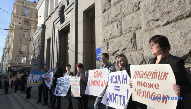 Відразу два пікети загальною кількістю в двісті чоловік проходять біля будівлі Харківської мерії, де почалася чергова сесія