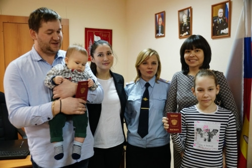 Сьогодні, 2 лютого, у відділі з питань міграції Ленінського відділу поліції Магнітогорська в рамках акції відбулося перше урочисте вручення закордонних паспортів