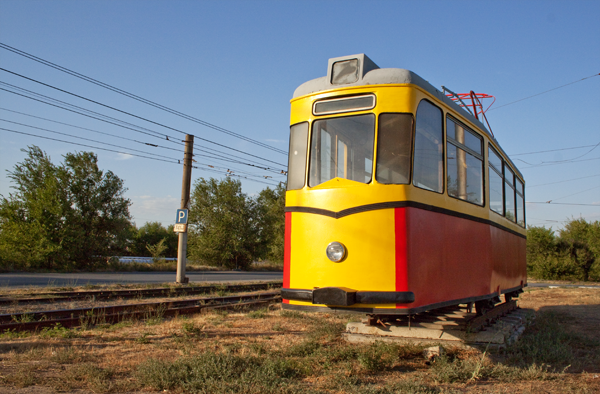 Модель німецького трамвая «GOTHA T 57» розташована поруч з волзьких трамвайних депо