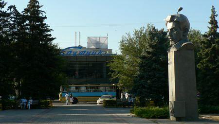 Пам'ятник Свердлову в Волзькому був встановлений в 1970 році на честь 85-річчя Якова Михайловича Свердлова