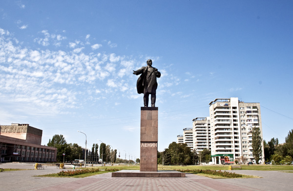 В   Волзькому   пам'ятник Леніну був встановлений одним з перших - в початку 1984 року пройшло його урочисте відкриття
