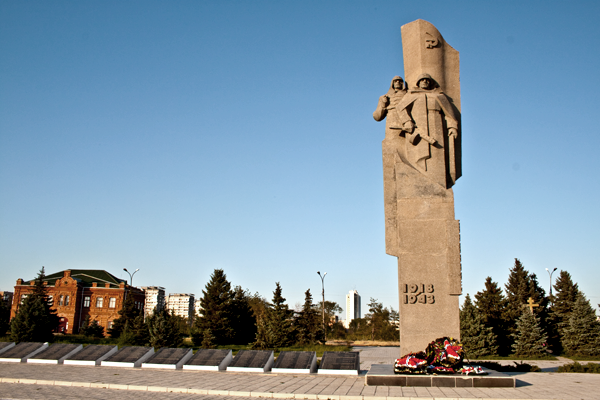 За пам'ятником тягнеться однойменна площа, завершує яку пам'ятник полеглим солдатам в Громадянської та Великої Вітчизняної війни