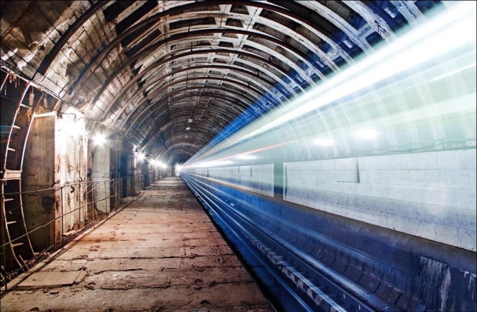 Сама же станция стала транзитной: часть - подземную зала и платформы - могут видеть пассажиры, едущие с Лукьяновской до Золотых ворот