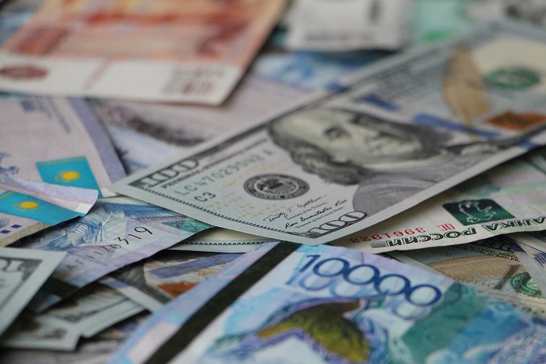 Економісти радять розділяти свої заощадження за різними валютним кошиках