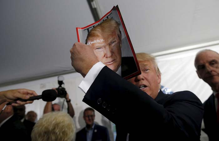 Президенту не сподобалося, що його особа можливо виявиться на обкладинці грудневого номера   Дональд Трамп з номером журналу Time в грудні 2016 року   Фото: Reuters   Москва
