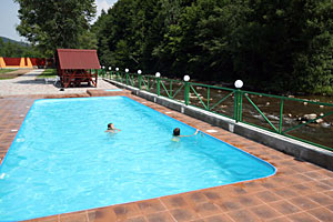 Для любителів більш комфортного відпочинку в плавальному басейні, поруч з готелем (20 метрів, перейти через дорогу) знаходиться великий відкритий басейн і спортивний комплекс