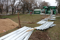 11 марта возмущенные перспективой появления вместо зеленой зоны АЗС по соседству жители этого дома снесли строительный забор