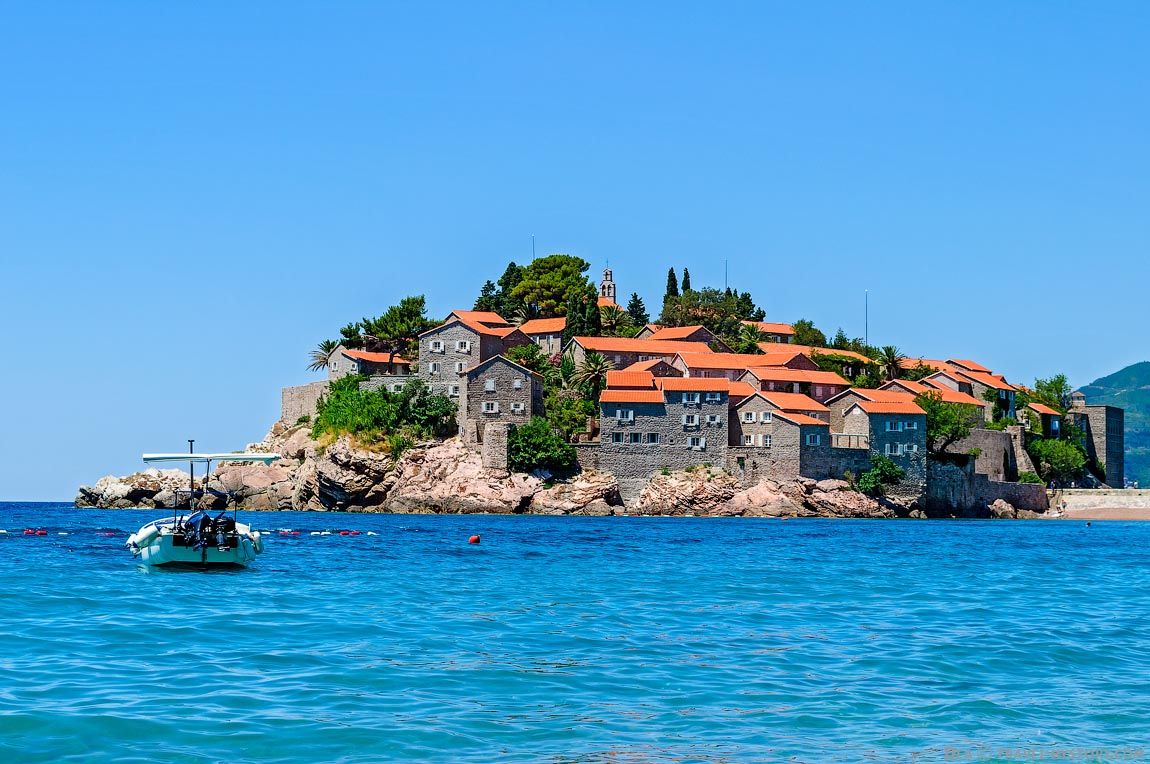 Чорногорія приваблює багатьох іноземців в якості гарного варіанта для переїзду - унікальні ландшафти, тепле море і помірний клімат