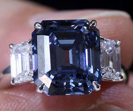 Король дорогоцінних каменів   >   кольорові діаманти   > Блакитні діаманти   Блакитні діаманти вважаються елітними дорогоцінними каменями, дозволити собі які можуть лише обрані, зрозуміло, якщо це натуральні фантазійні камені, а не штучно облагороджені алмази категорії «кейп»