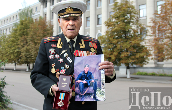 - Це війна, там вбивають, вбили мого єдиного онука Іванка, - важко зітхає Ветеран ВВВ