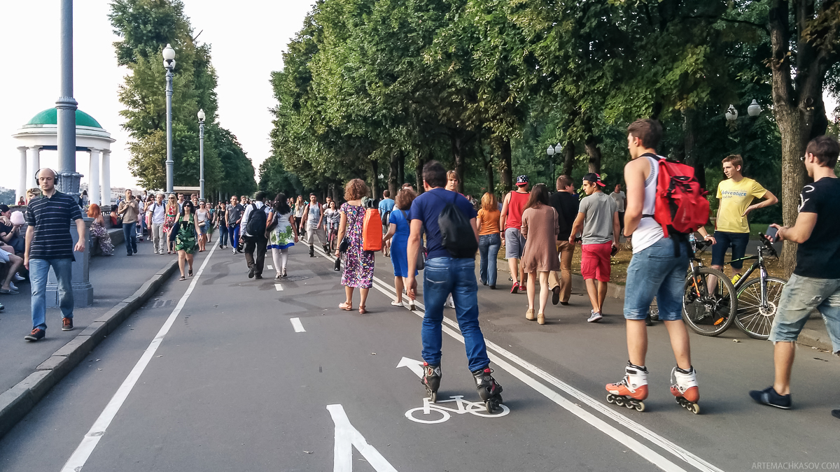 На початку (у парку Горького), рух дуже щільне - утворилася площа-набережна приваблює натовпи гуляють, тут варто бути максимально уважними і не поспішати - далі стане спокійніше і вільніше