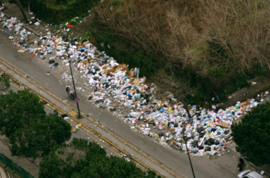 21 червня 2011, 20:37 Переглядів:   В даний час на вулицях і площах південній столиці накопичилося близько 2360 тонн неприбраних побутових відходів, фото AFP