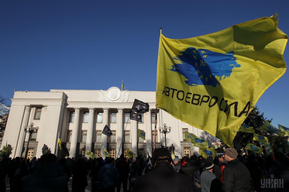 Лідер АвтоЕвроСіли заявив, що спалює свій автомобіль, оскільки пообіцяв це зробити сьогодні під час акції протесту